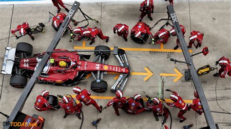Claire Williams in de pitstraat van het Williams F1 team