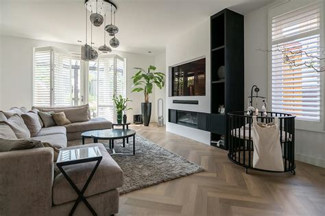 Foto van een huiselijke woonkamer, geschikt voor een thuisbevalling