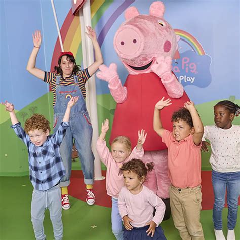 Kinderen die spelen in PEPPA PIG World of Play