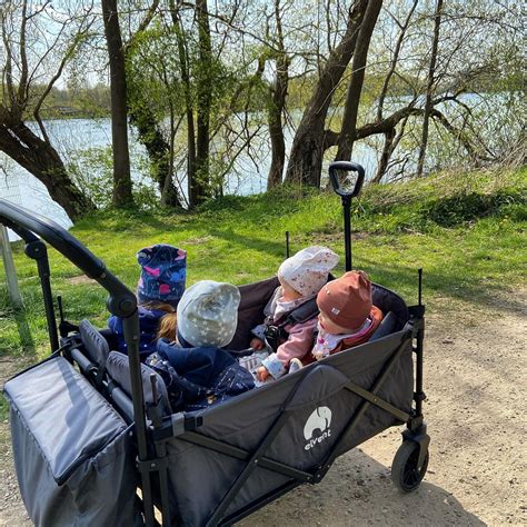 illustratie van een bolderkar met lachende kinderen