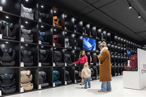 Foto van een ruime en moderne Babypark megastore, die het uitgebreide assortiment uitstraalt.