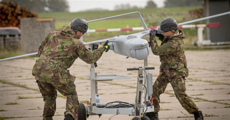 Illustratie van diverse militaire drones en wapensystemen