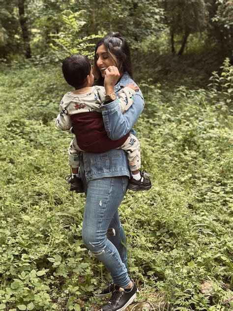 Een ouder met een peuter op de Wildride heupdrager tijdens een boswandeling