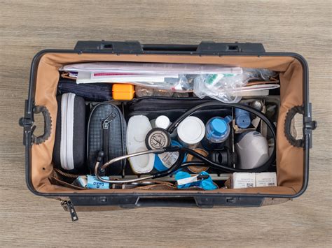 Gedetailleerde foto van de inhoud van de dokterstas, met alle accessoires netjes gerangschikt.