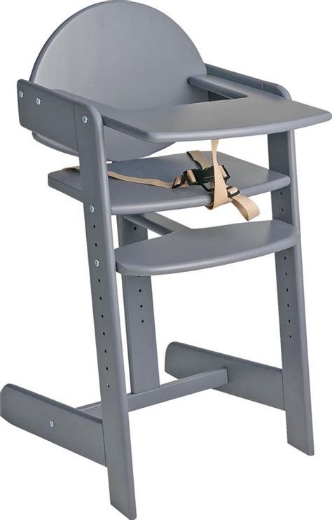 Illustratie van een baby die comfortabel in een kinderstoel zit met slabbetje en babybestek.