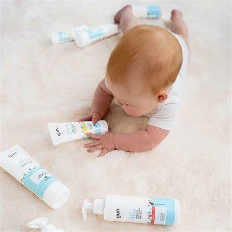 Overzicht van babyverzorgingsproducten zoals luierzalf, babyolie, thermometer en washandjes.