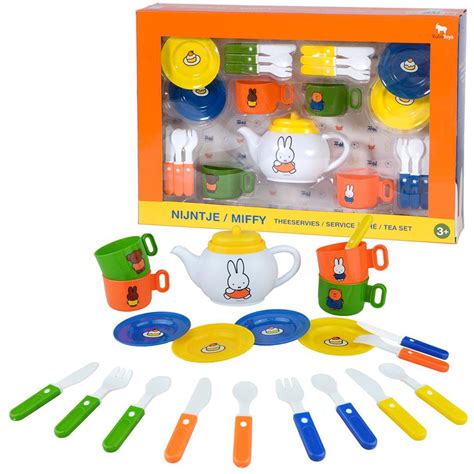 Een overzicht van de verschillende items die in de speelgoed servies sets zitten, zoals pannen, borden en bestek, georganiseerd in een mandje.