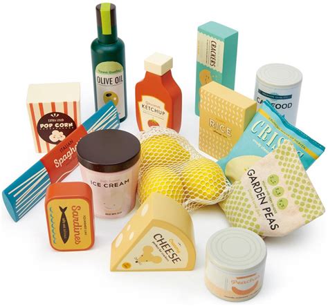 Een kleurrijke set speelgoedeten in een hartvormig mandje, met diverse realistische voedingsmiddelen.