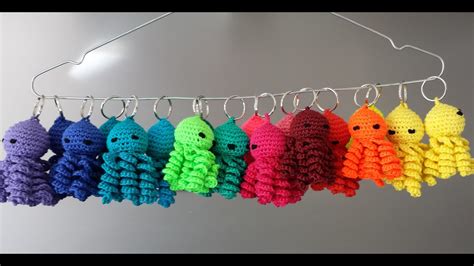 Een zacht gehaakt prematuur octopusje met korte tentakels, geschikt voor in de couveuse.