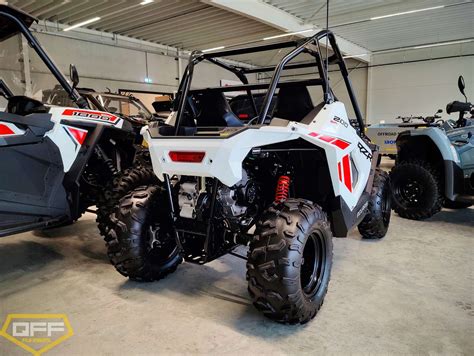 Showroom met diverse Side-by-Side voertuigen van QFF Funbikes BV