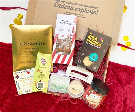 Een vrouw geeft haar partner een cadeau met een echo-foto erin.