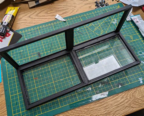 Illustratie van een DIY-proces voor het verven van fotolijstjes met krijtverf.