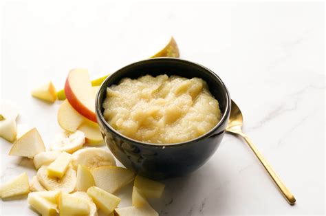 Foto van de afgewerkte Banaan-granenpannenkoekjes, versierd met fruithapje