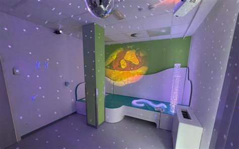 Foto van een snoezelruimte met waterbed en projecties, geschikt voor baby's.