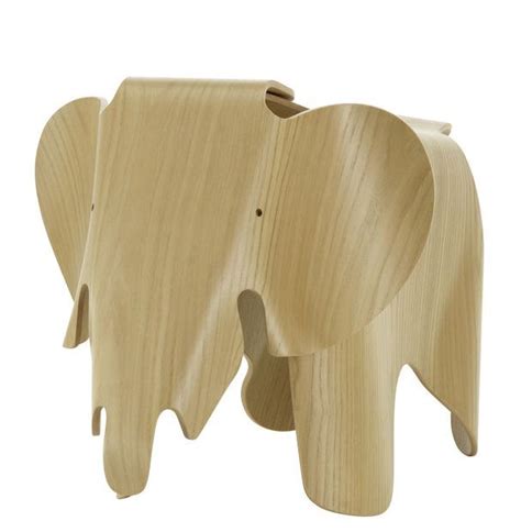 Illustratie van de Eames Elephant stoel in plywood, met focus op de gebogen lijnen en houtstructuur.
