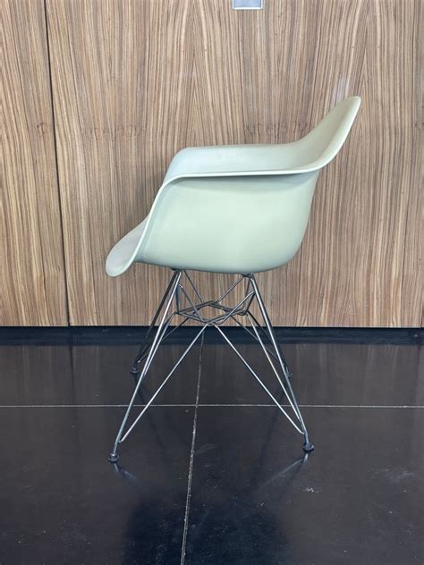 Foto van de Eames Elephant stoel in gerecycled polypropyleen, geplaatst in een moderne woonkamer.