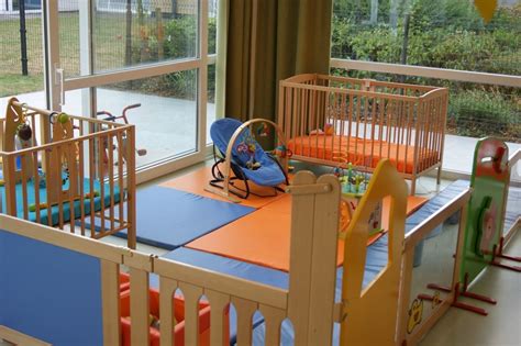 Babyhoek met warmtelamp en verzorgingsproducten