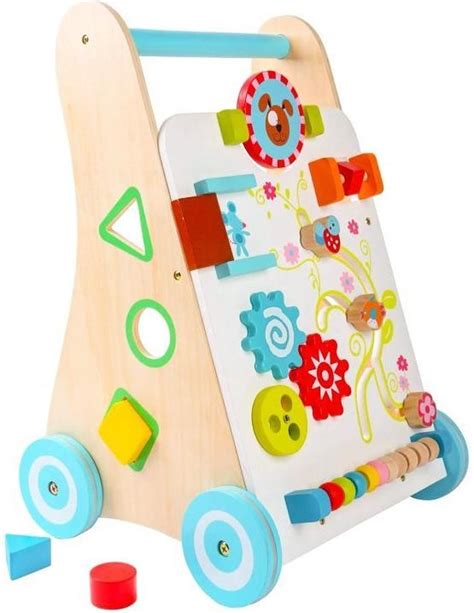 Een kind dat speelt met een houten loopwagen met diverse educatieve elementen.
