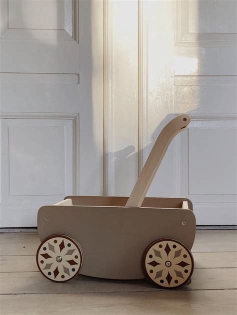 Close-up van de natuurlijke textuur van een houten loopwagen, die duurzaamheid uitstraalt.