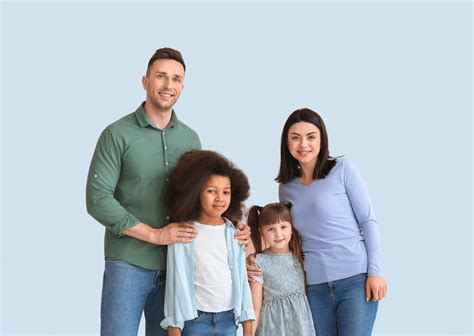 Foto van een gezin dat de geboorte van hun kind aangeeft bij de gemeente.