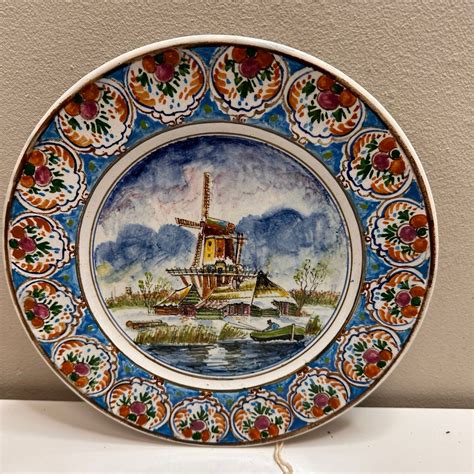 Close-up van gedetailleerde decoratie op een antieke kinderwagen, zoals een kroontje of een handgeschilderd patroon.