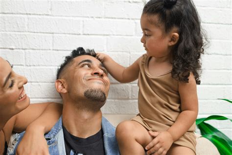 Ouder die buidelt met een premature baby