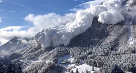 Foto van een lawine in de bergen.