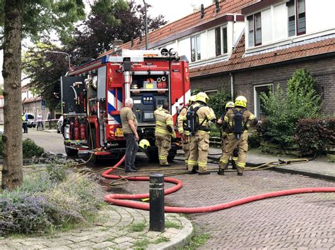 Brandweerlieden blussen brand bij kinderdagverblijf
