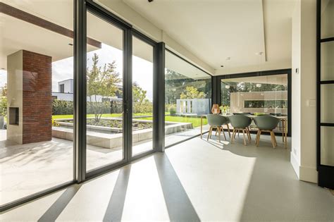 Een kinderkamer met veel natuurlijk lichtinval door een groot raam, ideaal voor newborn fotografie.