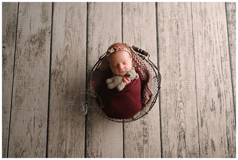 Een mand gevuld met zachte, neutrale dekentjes, ideaal als backdrop voor newborn fotografie.