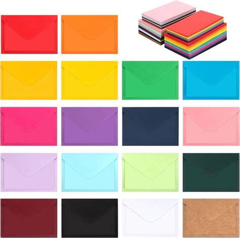 Een set van kleurrijke enveloppen en bijpassende sluitzegels voor geboortekaartjes.