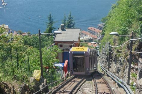 de Funicular van Como naar Brunate, met de kabelbaan die de berg opklimt