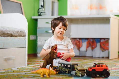Foto van een kind dat vrolijk speelt in een kleurrijk plastic speelhuisje.