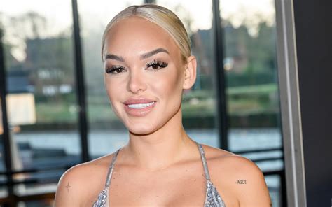 Romée van Zeeland met partner Revie en pasgeboren dochter Solènn Zhaviah Blue