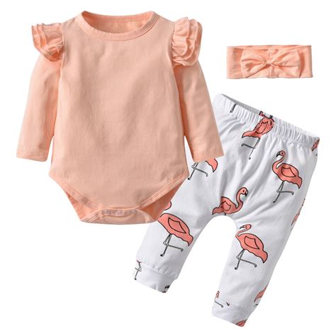 baby in katoenen kleding