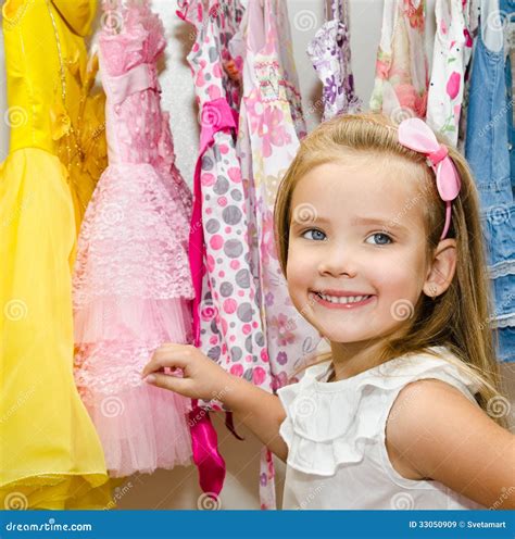 kind kiest kleding uit kast