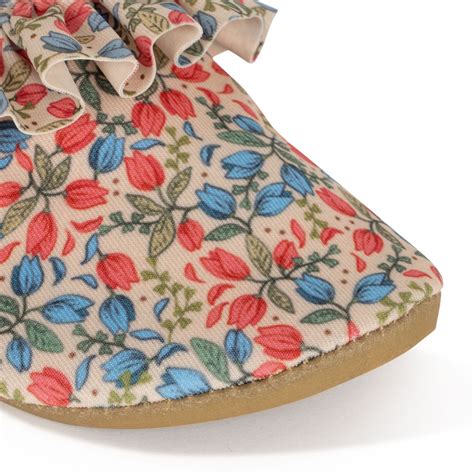 Illustratie van diverse prints en kleuren waterschoentjes van Konges Sløjd