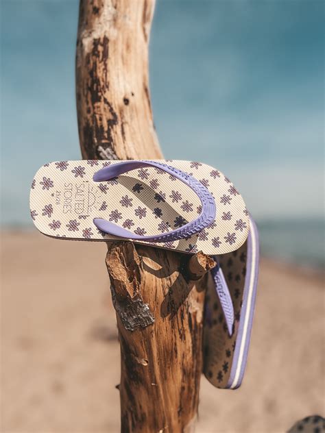 Close-up van een kindervoet in een modieus waterschoentje van Salted Stories