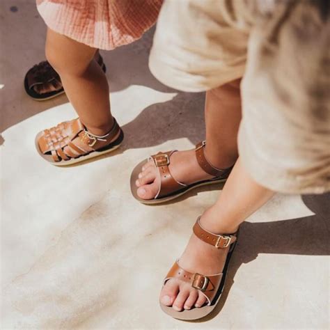 Collage van verschillende modellen en kleuren Salt Water sandalen en Méduse waterschoenen