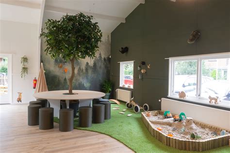 Interieur van een kleurrijke groepsruimte met speelgoed en kindermeubilair