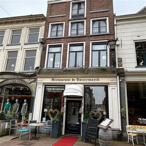 foto van de winkelpui van Koning Willem met vermelding van de onderscheiding 'gezelligste winkel van Overijssel'