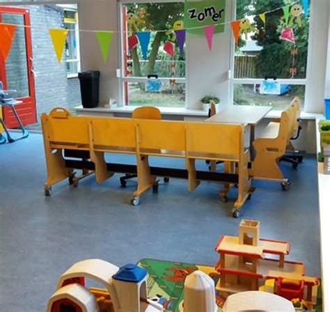 Een sfeervolle foto van de buitenkant van Kinderdagverblijf Kiekeboe in Deurne, met een groen terrein en een huiselijk ogend gebouw.