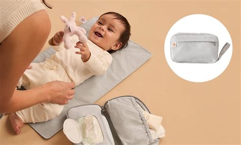 Illustratie van een baby met een lekkende luier, met nadruk op het ongemak voor zowel baby als ouder.