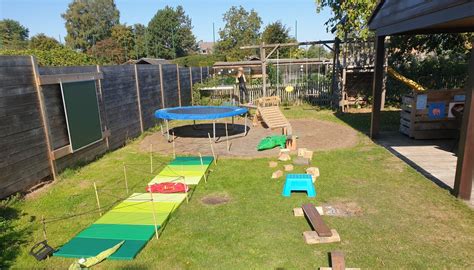 Kinderen die actief spelen met Stapelstein-elementen, zoals het bouwen van een parcours.