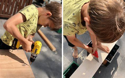 Een kind dat met een kindergereedschap set aan het klussen is.