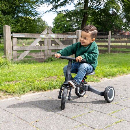 Een kind dat vrolijk op een Banwood loopfiets rijdt.