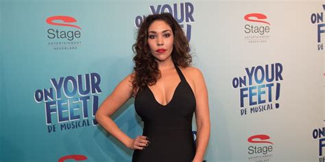 Hind Laroussi in een studio-opname of tijdens een optreden