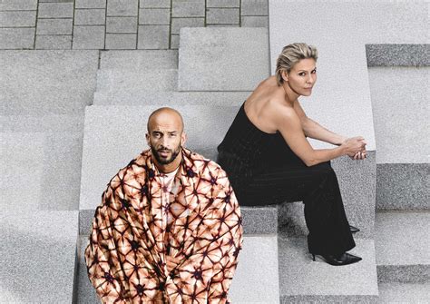 Mouna Laroussi tijdens een optreden of in gesprek