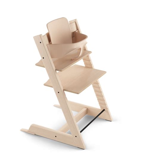 Een overzicht van verschillende Stokke Tripp Trapp kinderstoelen in diverse kleuren en condities.