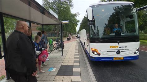 kinderen die instappen in een touringcar